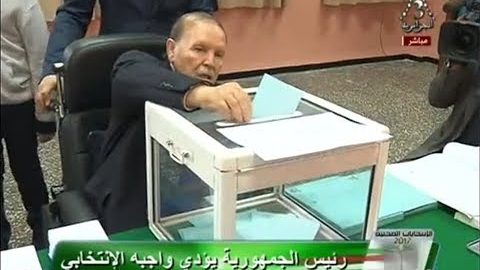 Abdelaziz Bouteflika vote pour les municipales aux milieux des youyous