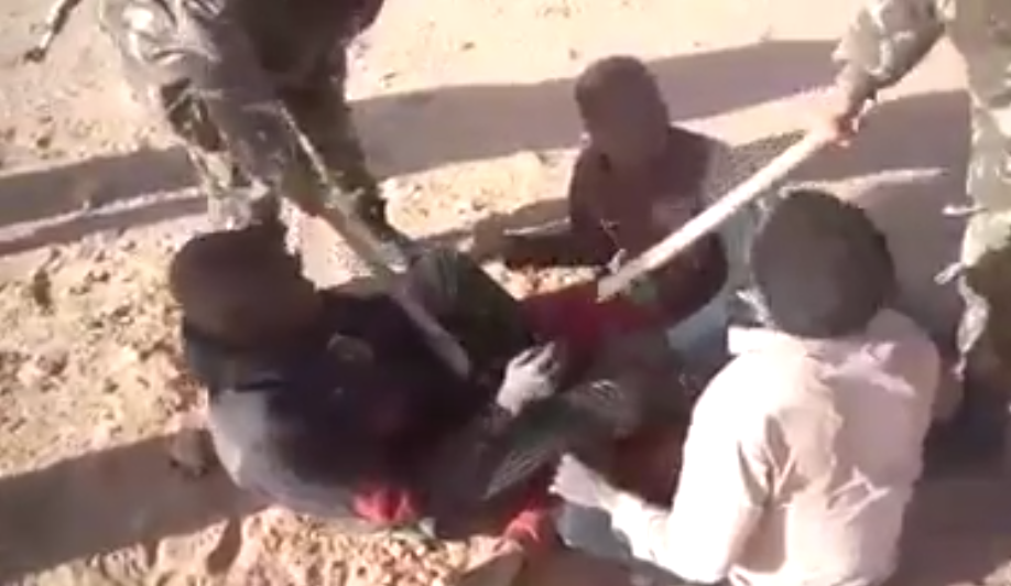 Vidéo. Des militaires algériens humilient des enfants subsahariens‏