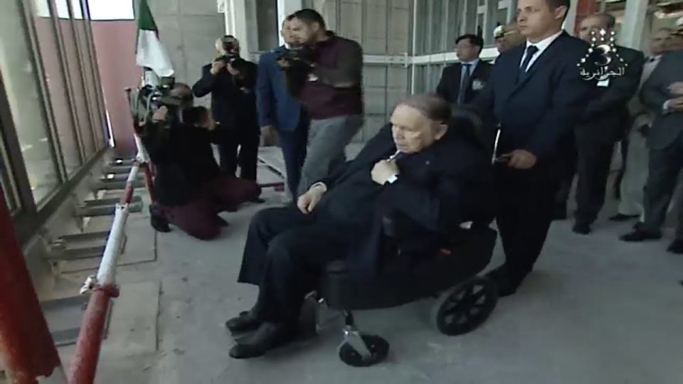 Abdelaziz Bouteflika inspecte les travaux de la Grande Mosquée d’Alger.