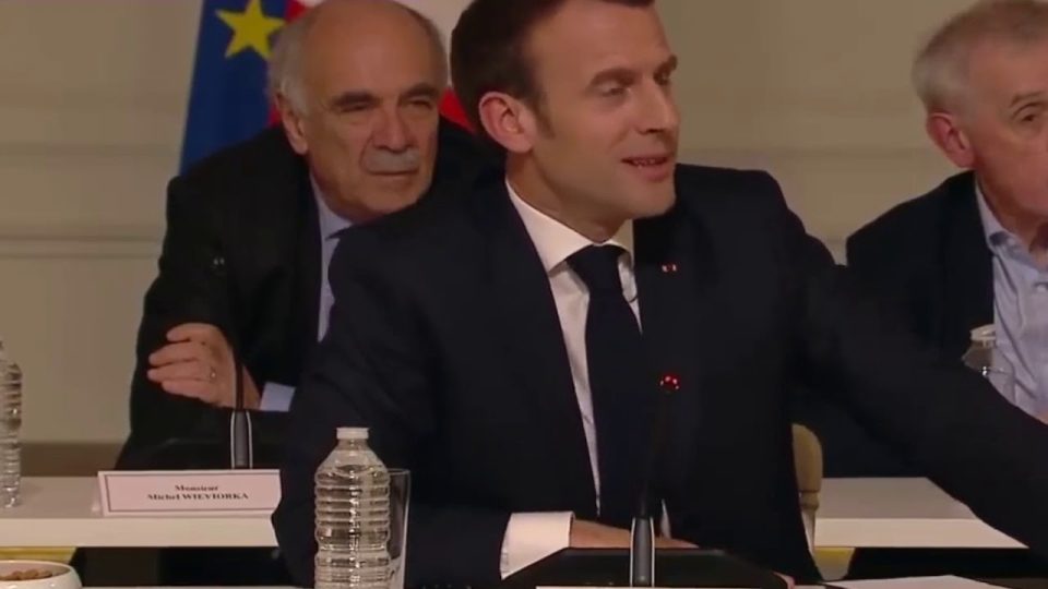 Emmanuel Macron explique pourquoi il ne veut pas s’ingérer dans les affaires algériennes. ‏