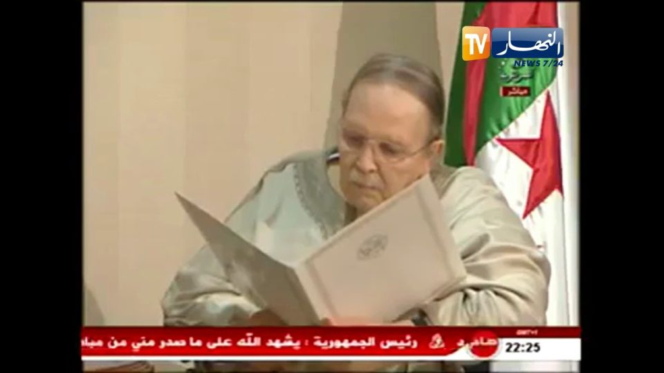 Les pathétiques images de la démission d’Abdelaziz Bouteflika sur la télévision algérienne.