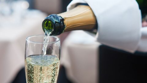 Les Marocains, le peuple maghrébin qui sable le plus le champagne français