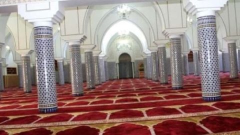 Ahmed Toufiq achète de la moquette à tour de bras pour les mosquées marocaines