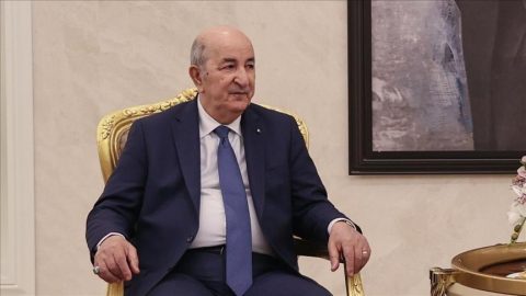 Tebboune presse Macron de cesser d’utiliser « l’arme fatale » des visas contre l’Algérie