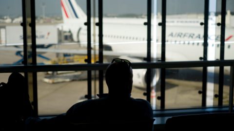 Exclusif. Comment D. Amokrane, un simple « agent de sécurité » à l’aéroport de Roissy-CDG, manipule des journalistes français