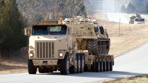 Le constructeur américain Oshkosh  va fabriquer des tracteurs HET A1 pour les Forces armées royales marocaines