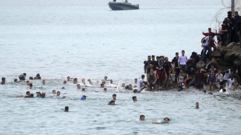 Une Algérienne accouche à Ceuta après une traversée de cinq heures à la nage depuis une plage marocaine