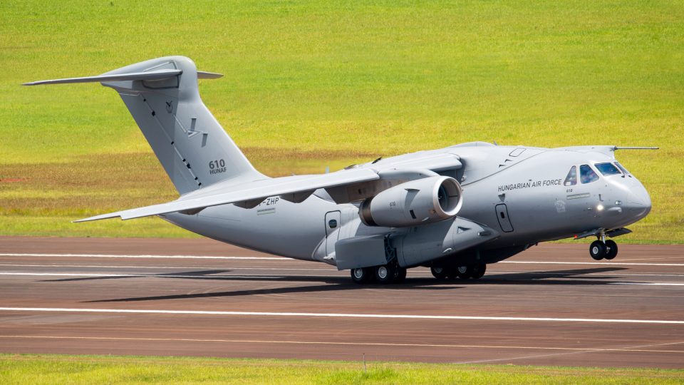 En remplaçant ses C-130 obsolètes, le Maroc renforce ses capacités industrielles en optant pour le C-390 Millennium d’Embraer