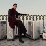 Au Maroc, l’acteur Adrien Brody incarne le voyageur moderne pour la nouvelle campagne de bagages de luxe de la marque Monos