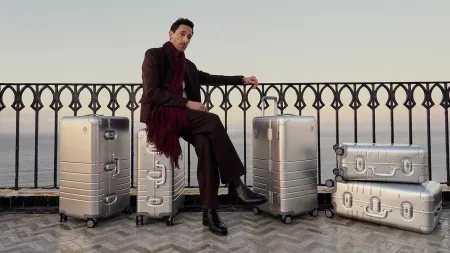 Au Maroc, l’acteur Adrien Brody incarne le voyageur moderne pour la nouvelle campagne de bagages de luxe de la marque Monos